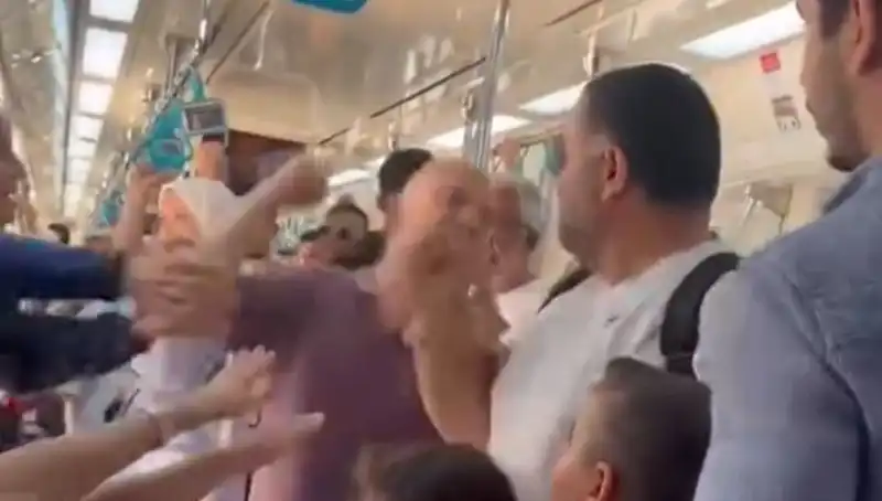 Marmaray'da Yaşanan Yumruklu Kavga Gözler Önünde Gerçekleşti