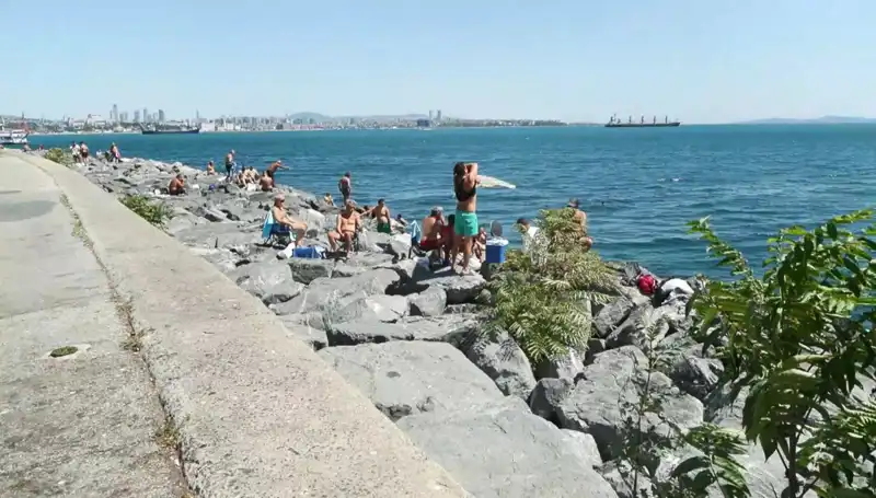 Günlerdir Süren Soğuk Hava Yerini Sıcağa Bıraktı: İstanbullular Sahillere Akın Etti