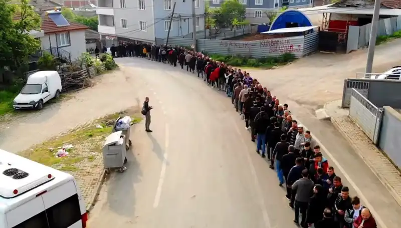 Bursa'da Bayram Coşkusu: Mahallede 1 Kilometrelik Kuyruk Oluştu