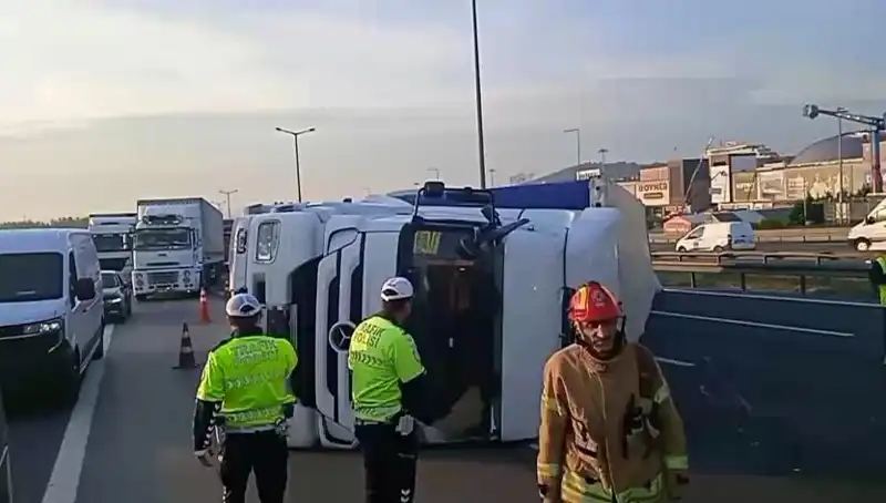 Pendik TEM Otoyolu’nda TIR Devrildi: İstanbul Yönünde Araç Trafiği Felç Oldu