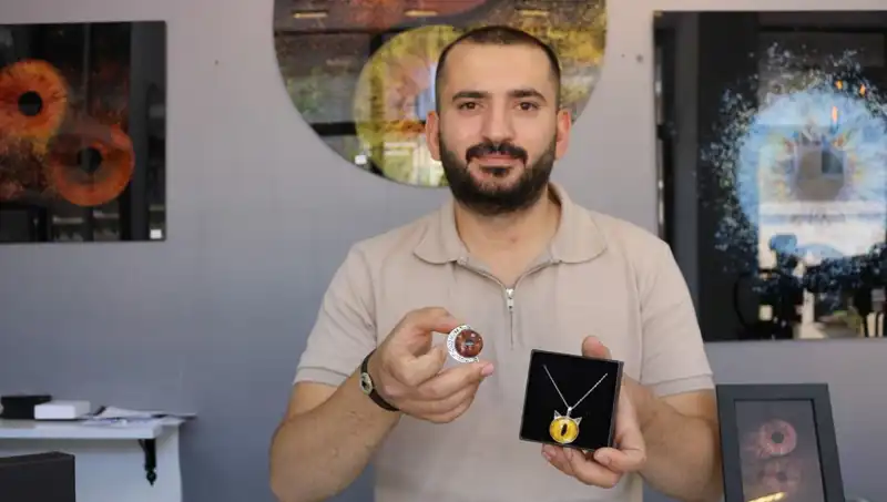 Işık ve Sanatın Buluştuğu Yer: İris Fotoğraflarıyla Eşsiz Takı ve Tablo Tasarımları