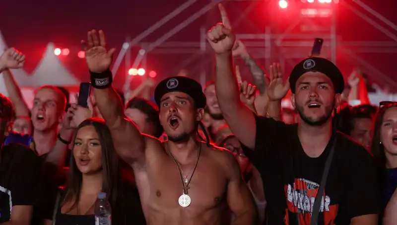 Thompson Konserinde Şoke Eden Nazi Selamı Skandalı: Sosyal Medya Karıştı