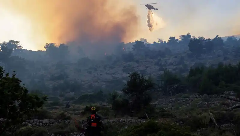 Eğriboz Adası’nda Yangın Felaketi: İki Köy Tahliye Edildi