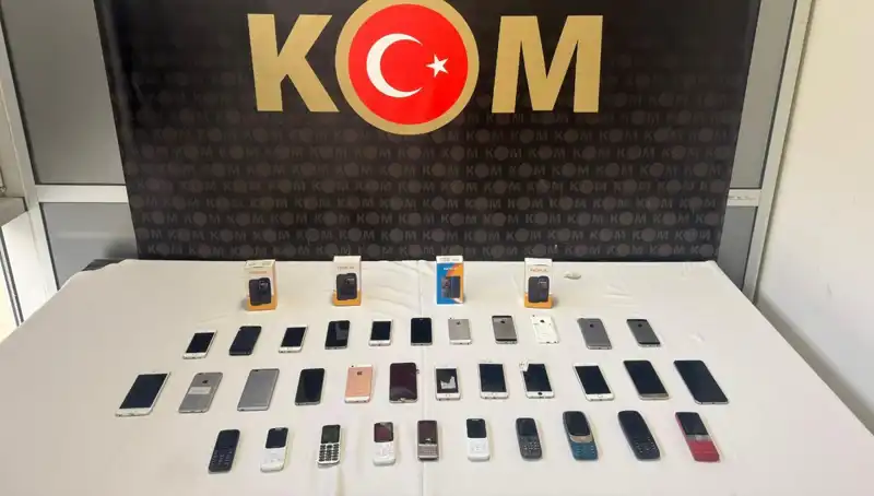 Gümrükte Büyük Operasyon: 37 Kaçak Cep Telefonu Ele Geçirildi!
