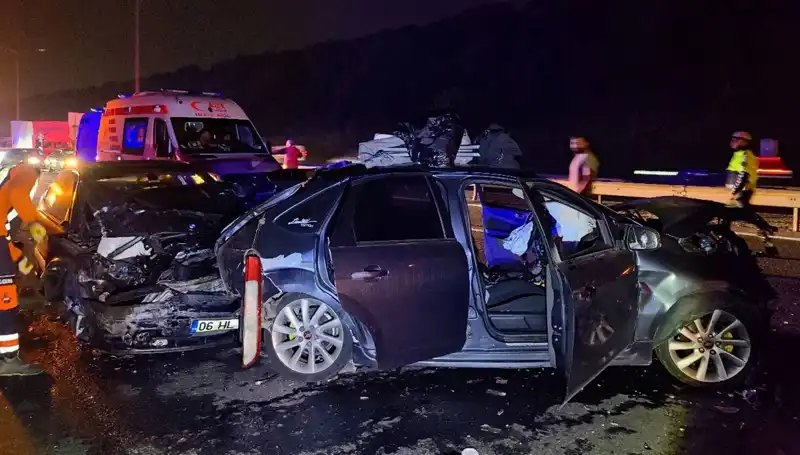 TEM Otoyolu'nda Zincirleme Kaza: 7 Kişi Yaralandı, Feci Anlar Kameralara Yansıdı