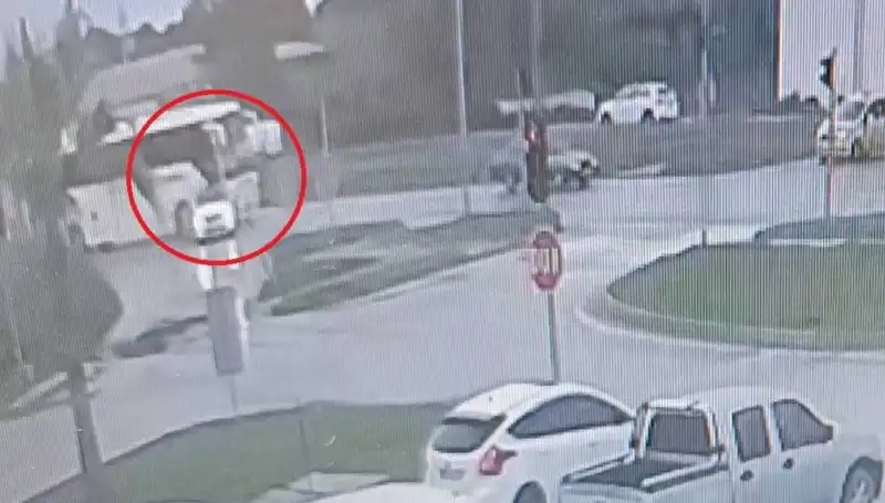 Kırmızı Işıkta Durdu, Yolcu Otobüsü Feci Şekilde Çarptı: Detaylar Ortaya Çıktı