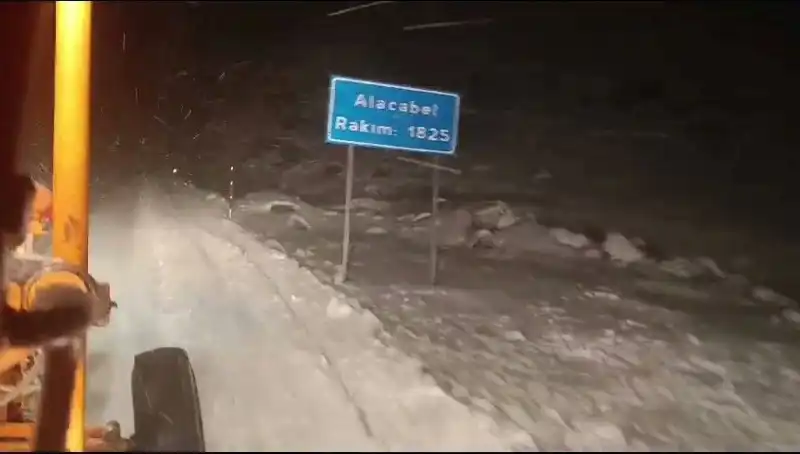 Antalya'da Eşsiz Bir Doğa Olayı: Kar Yağışı Şehirde Şaşkınlık Yarattı