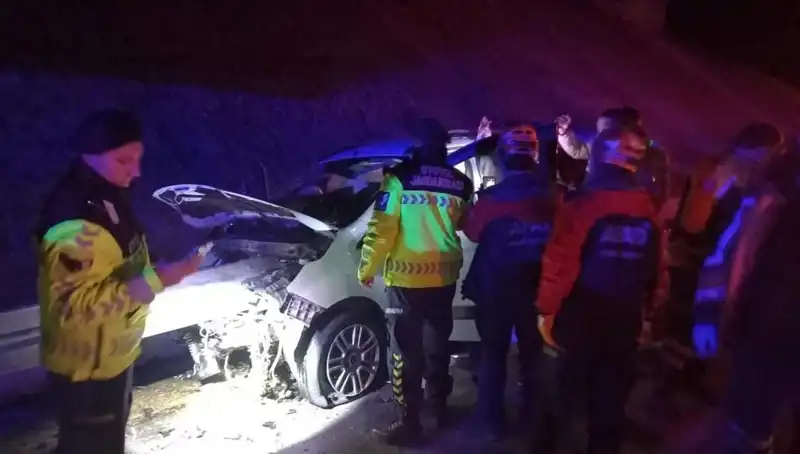 Bariyer Otomobile Saplandı: Feci Kazada Dört Yaralı!