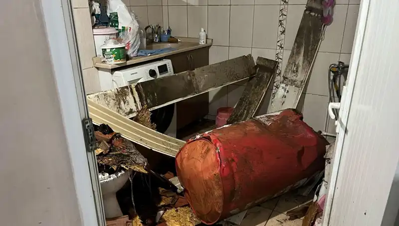 Ege'de Fırtına Hayatı Olumsuz Etkiledi: Ağaçlar Devrildi, Caddeler Karla Kaplandı
