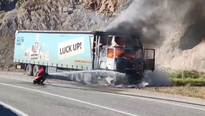 Seyir Halindeyken Alevler İçinde Kalan TIR, Trafiği Kilitledi
