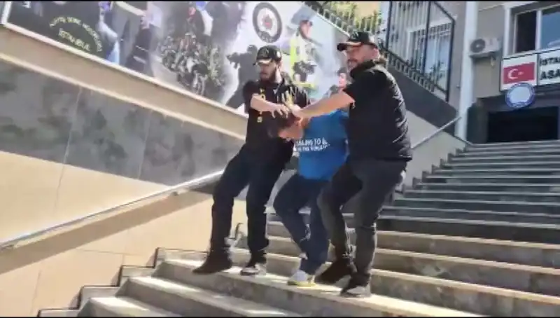 Ümraniye'de 600 Bin Liralık Gasp Olayı: Kız Arkadaşlarına Bilezik Aldılar!