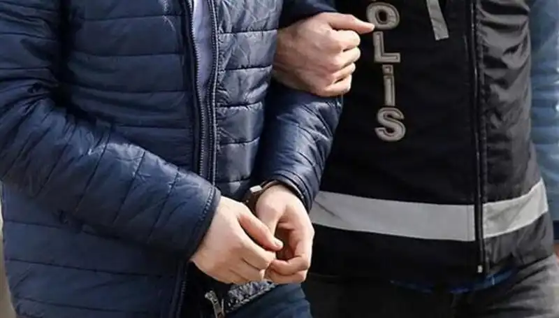 İzmir'de FETÖ ile Mücadelede Büyük Operasyon: 10 Polis Memuruna Gözaltı