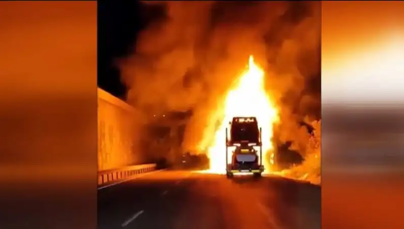 Otomobil Yüklü Tırda Yangın! 8 Araç Kül Oldu