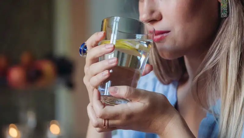 Harvardlı Uzman, Limonlu Suyun Sağlığa Faydalarını Kapsamlı Olarak İnceledi