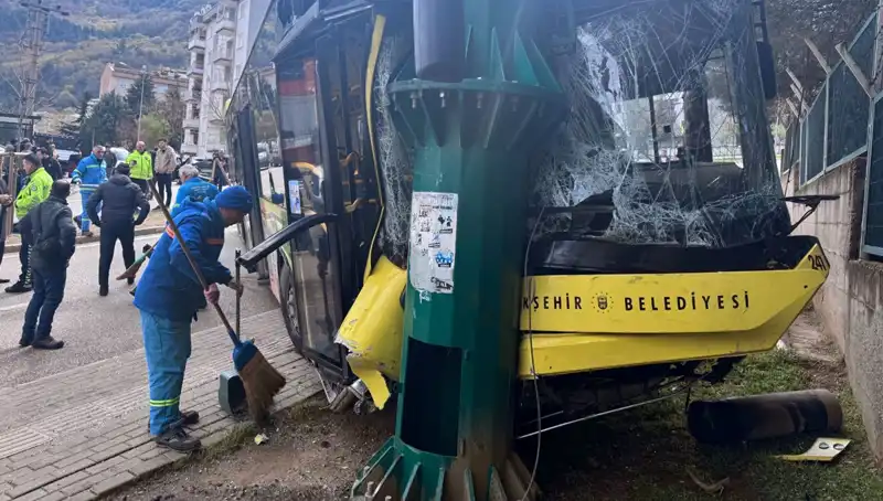 Bursa’da Belediye Otobüsü Kazası: 8 Kişi Yaralandı, Olay Anı Görüntülendi