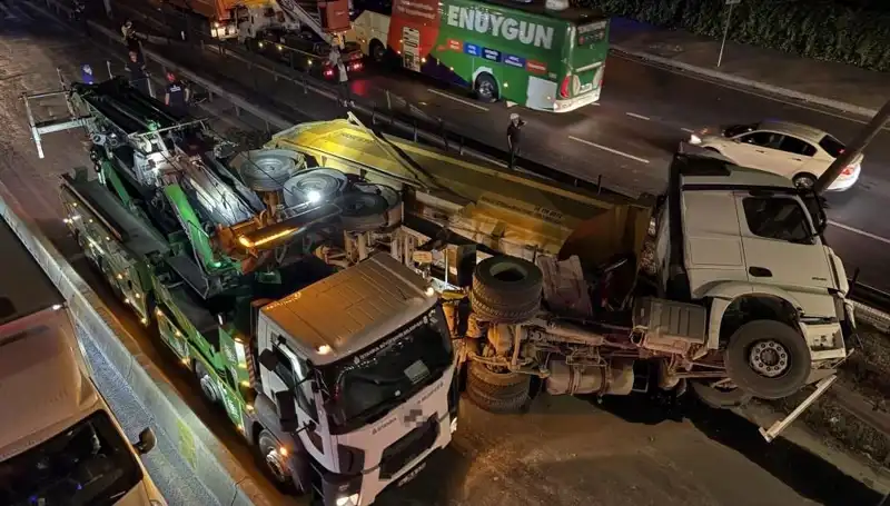 Moloz Yüklü Hafriyat Kamyonu Devrildi: Şaşırtan Nedenler ve Sonuçlar