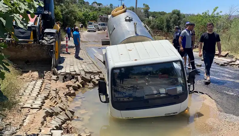 Bodrum'da Su Hattı Patladı, Tanker Çukura Düştü: Felaketin Ardındaki Sebepler